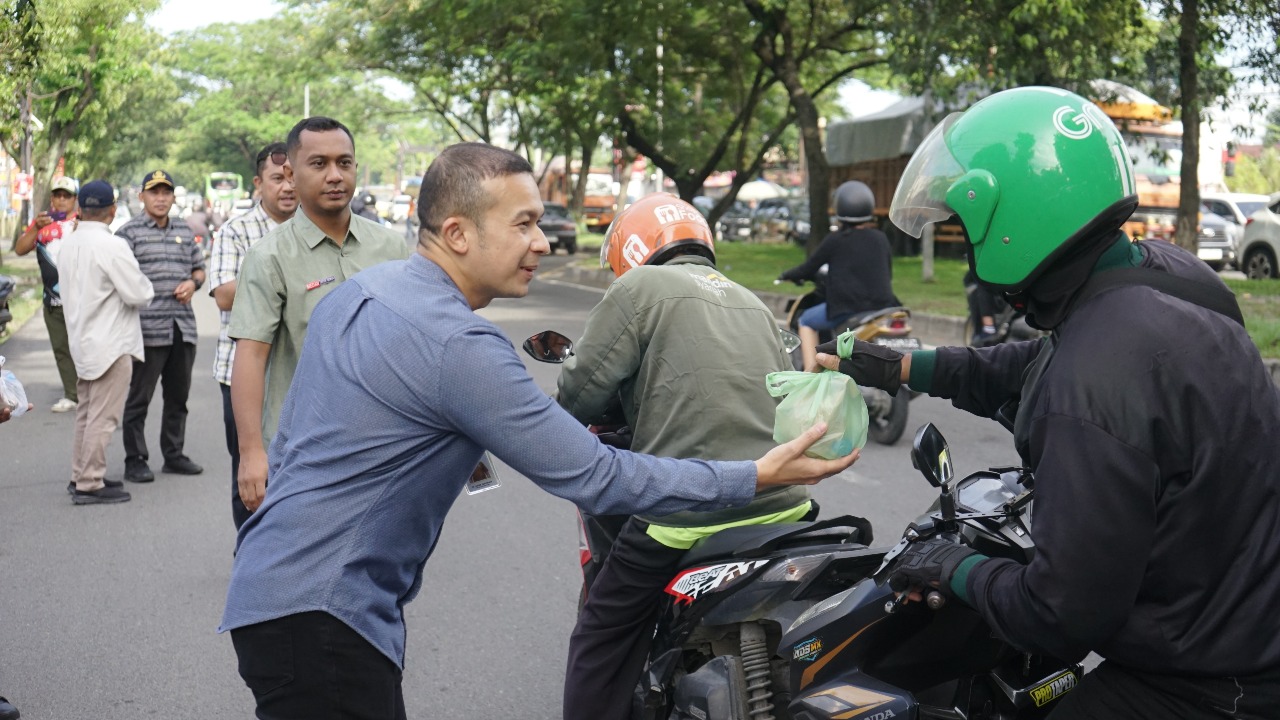 Bapenda Kota Medan Tunjukkan Solidaritas dengan Bagikan 1.000 Nasi Bungkus untuk Driver Ojol