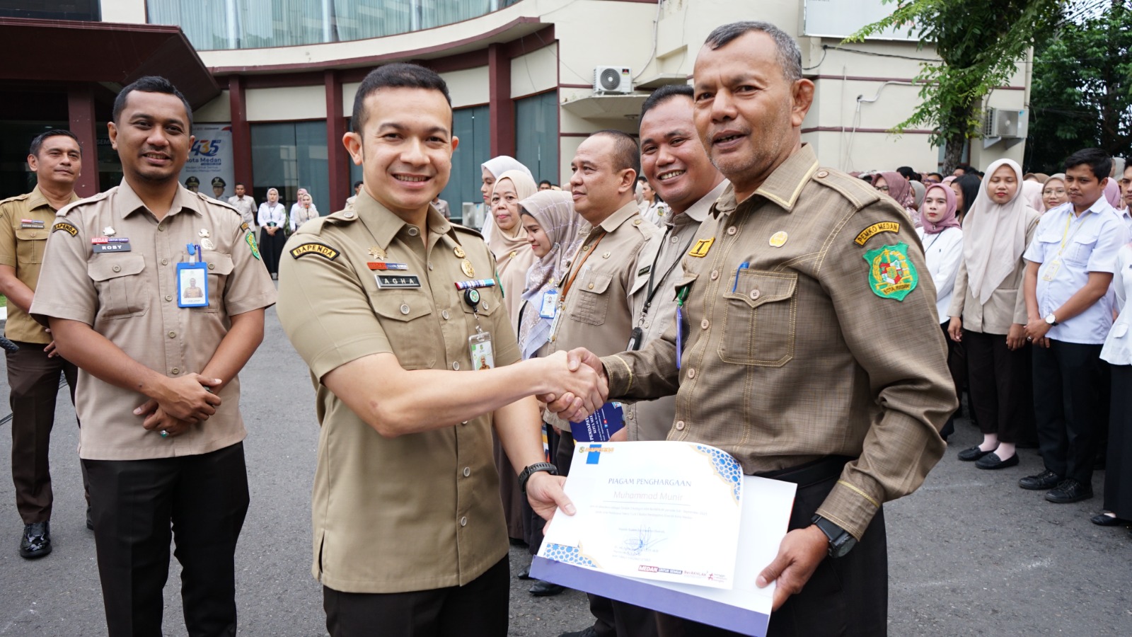 Kepala Bapenda Kota Medan Serahkan Penghargaan ASN ber Akhlak Triwulan III : Utamakan Adab dan Etika Dalam Bekerja